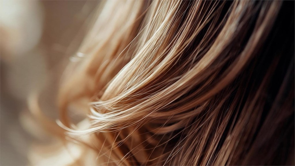 Cómo recuperar el brillo natural del pelo tras un verano de playa y piscina