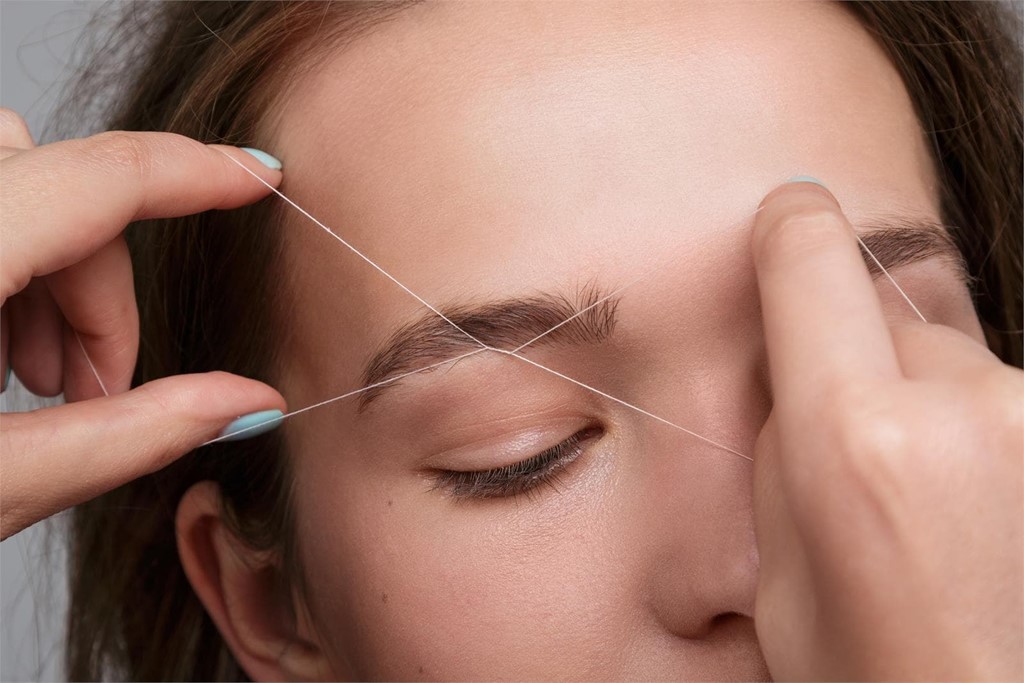 ¿En qué consiste la depilación con hilo que ofrecemos en Fusión Peluqueros?