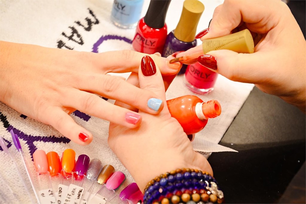 ¿Qué tipo de manicura es mejor para uñas cortas y quebradizas?