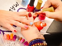 ¿Qué tipo de manicura es mejor para uñas cortas y quebradizas?